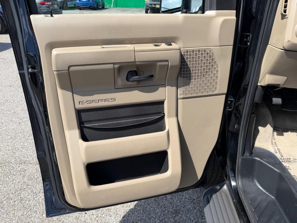 Ford E-350 XLT 15 Passenger Van Vehicle Full-screen Gallery Image 15
