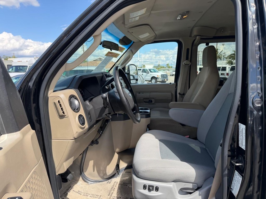 Ford E-350 XLT 15 Passenger Van Vehicle Full-screen Gallery Image 17