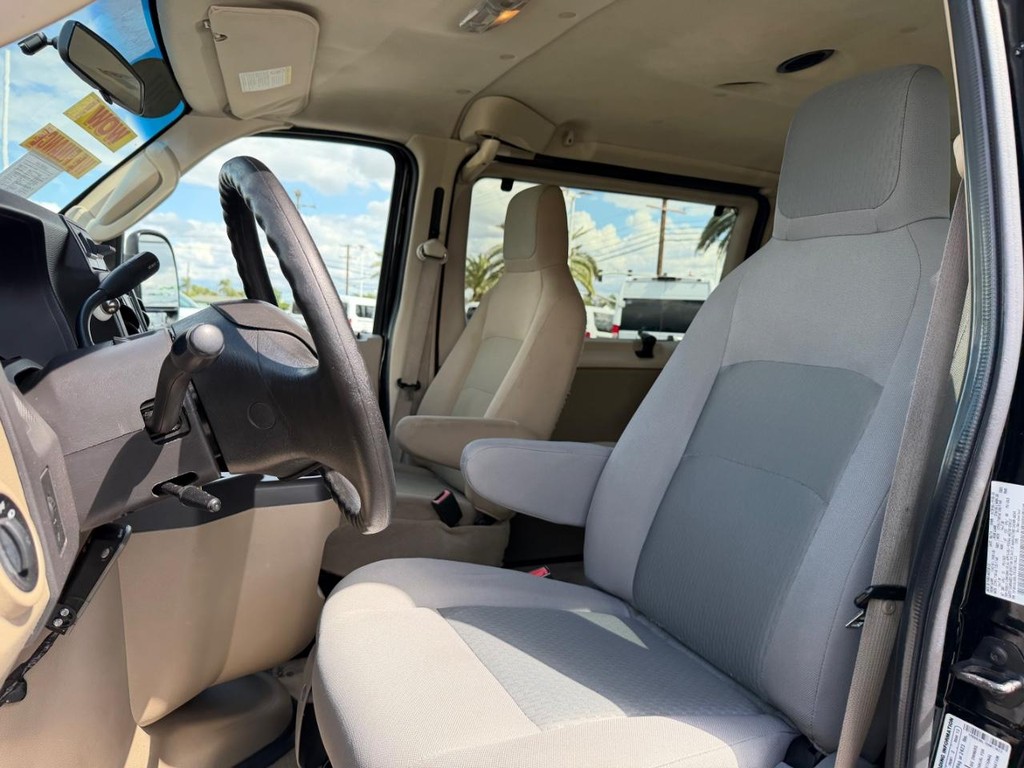 Ford E-350 XLT 15 Passenger Van Vehicle Full-screen Gallery Image 18