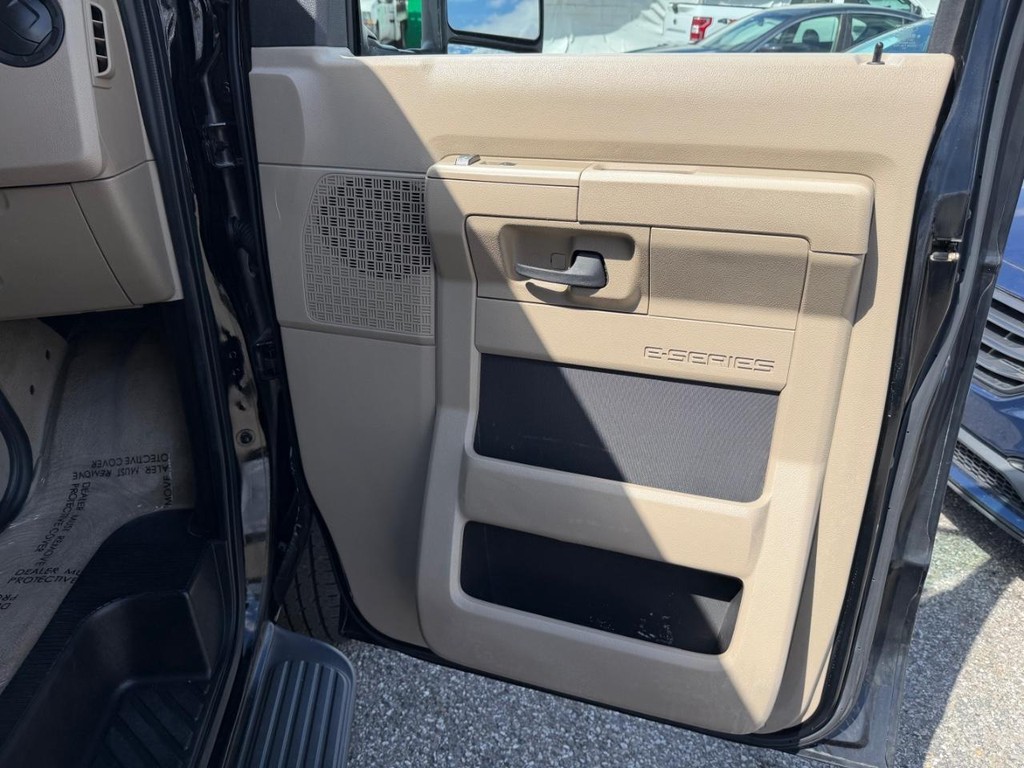 Ford E-350 XLT 15 Passenger Van Vehicle Full-screen Gallery Image 19