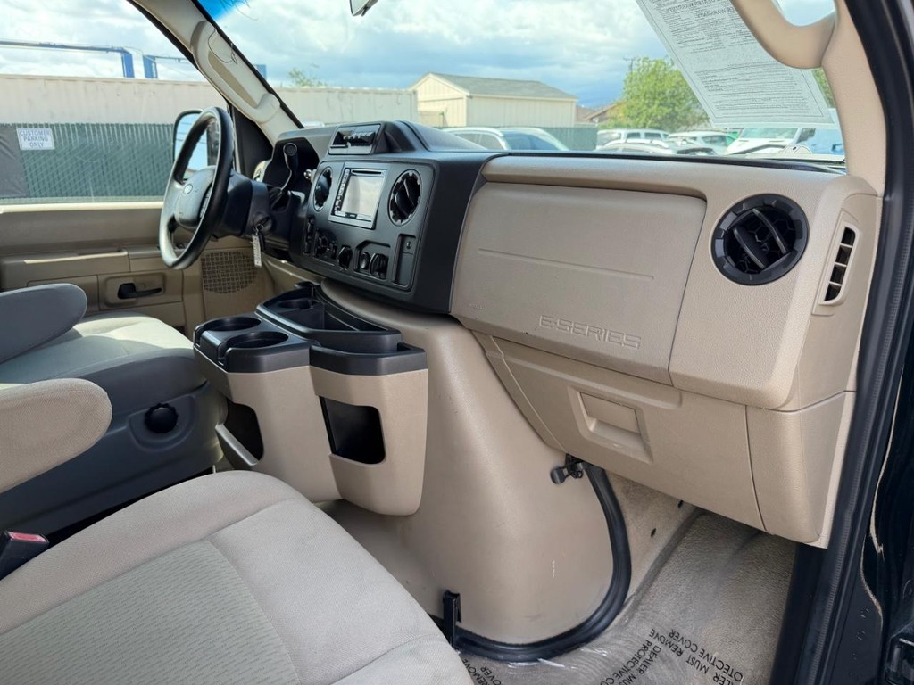 Ford E-350 XLT 15 Passenger Van Vehicle Full-screen Gallery Image 20
