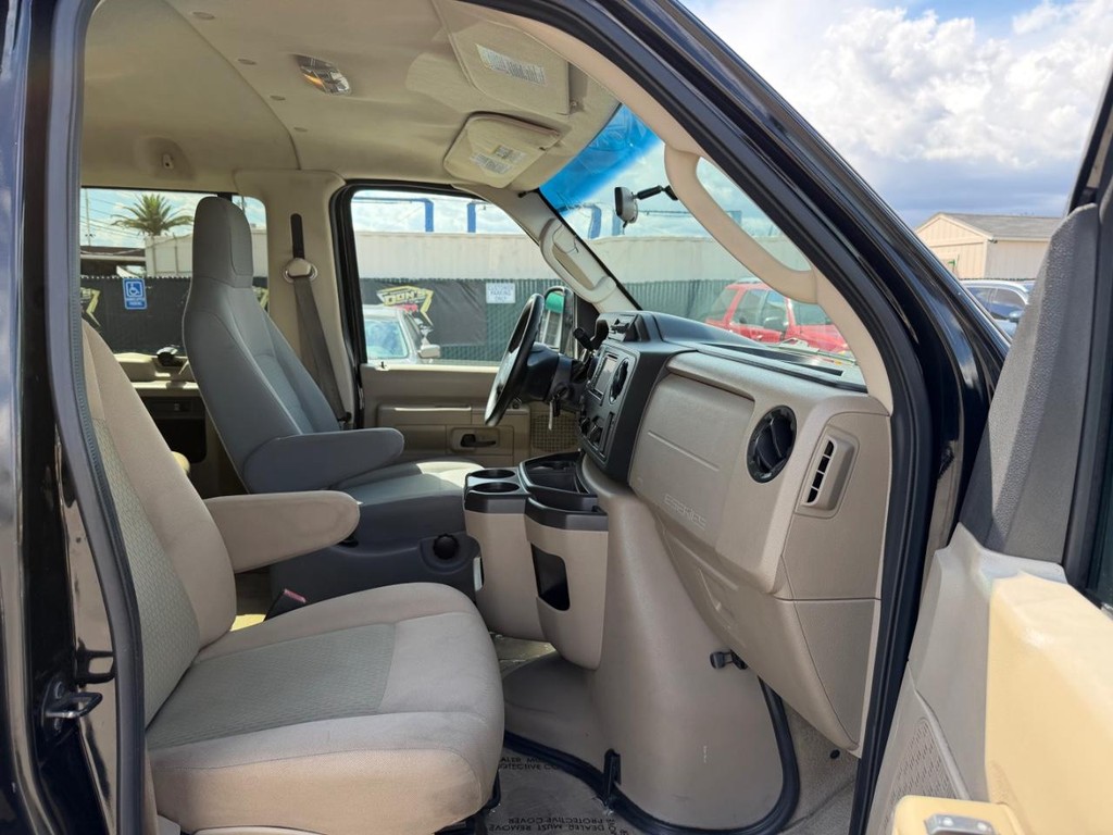 Ford E-350 XLT 15 Passenger Van Vehicle Full-screen Gallery Image 21