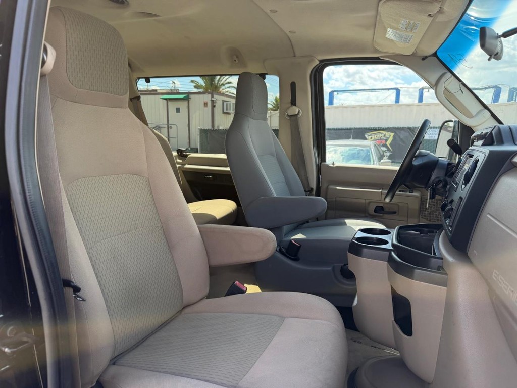 Ford E-350 XLT 15 Passenger Van Vehicle Full-screen Gallery Image 22