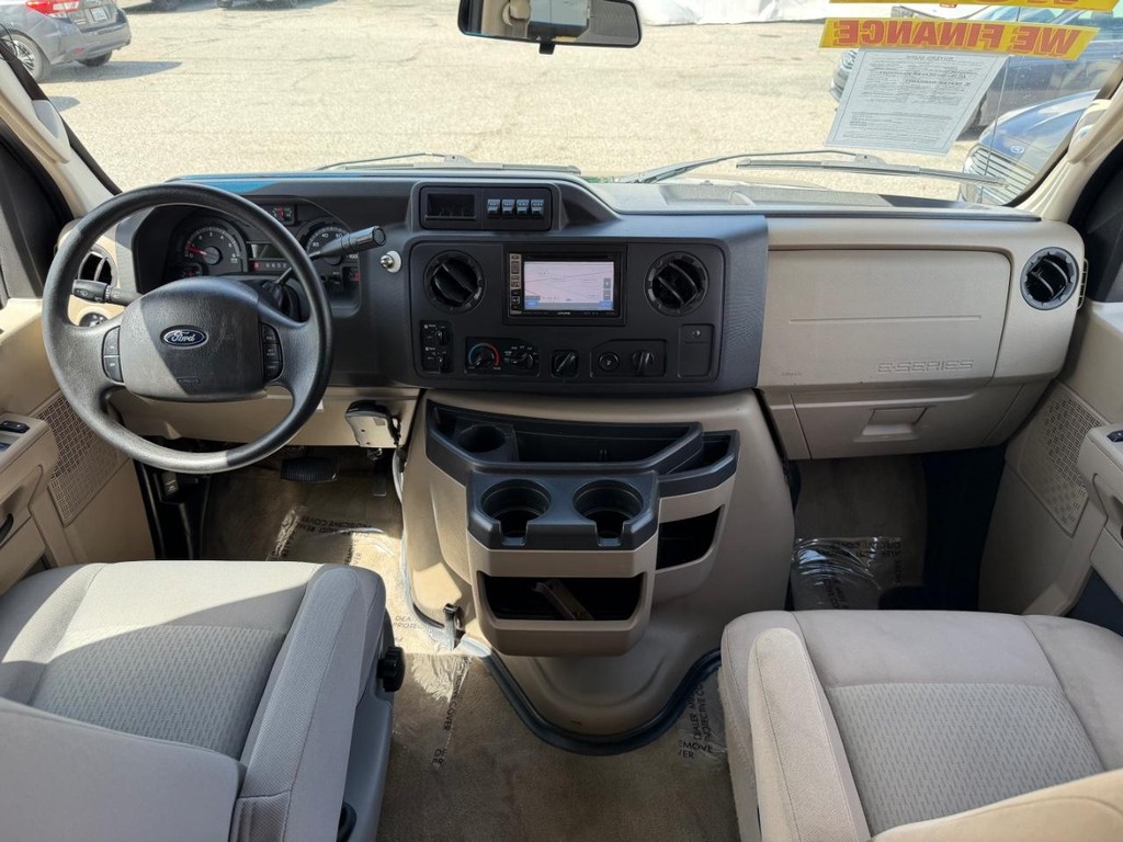 Ford E-350 XLT 15 Passenger Van Vehicle Full-screen Gallery Image 23