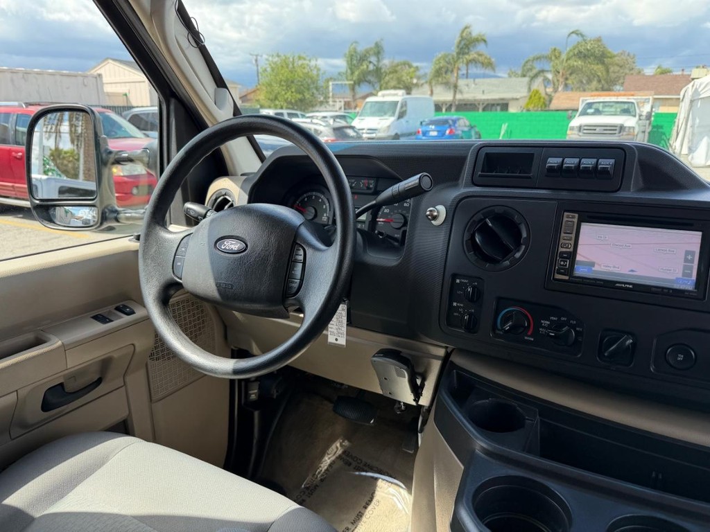 Ford E-350 XLT 15 Passenger Van Vehicle Full-screen Gallery Image 24
