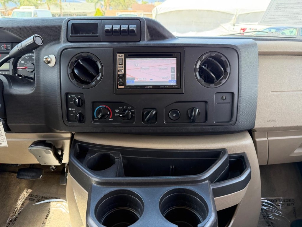 Ford E-350 XLT 15 Passenger Van Vehicle Full-screen Gallery Image 25