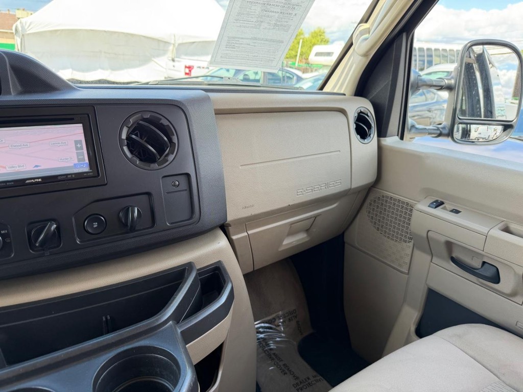 Ford E-350 XLT 15 Passenger Van Vehicle Full-screen Gallery Image 26