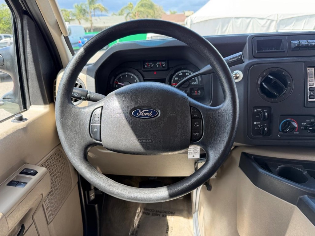 Ford E-350 XLT 15 Passenger Van Vehicle Full-screen Gallery Image 27
