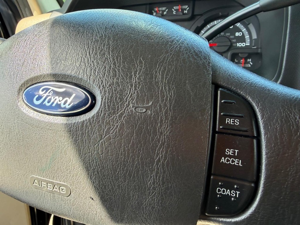 Ford E-350 XLT 15 Passenger Van Vehicle Full-screen Gallery Image 29