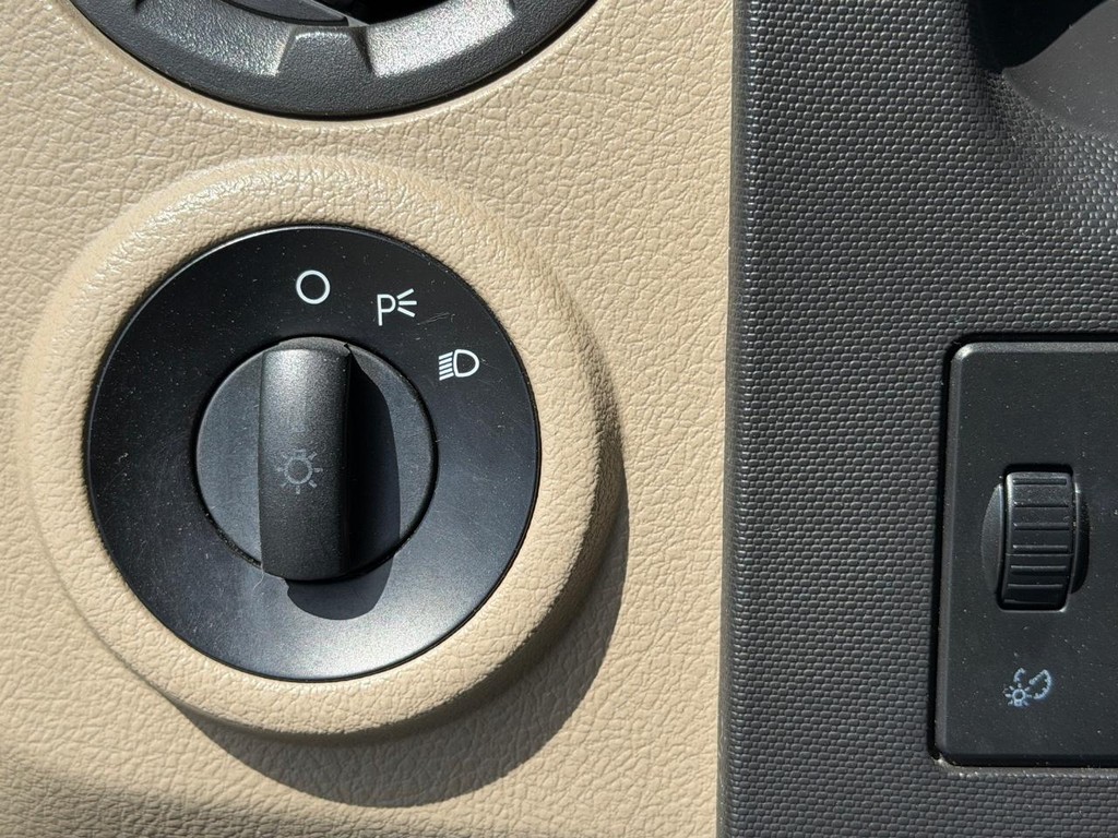 Ford E-350 XLT 15 Passenger Van Vehicle Full-screen Gallery Image 30