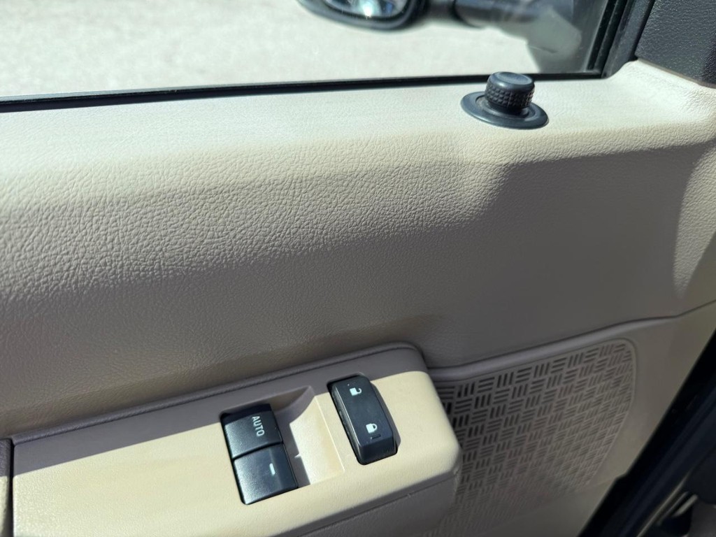 Ford E-350 XLT 15 Passenger Van Vehicle Full-screen Gallery Image 31