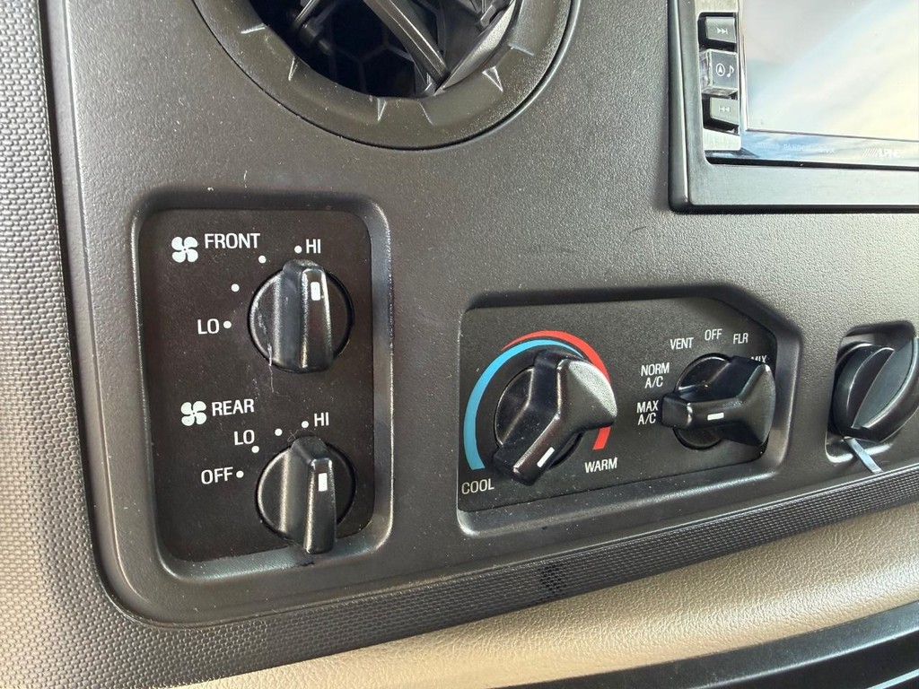 Ford E-350 XLT 15 Passenger Van Vehicle Full-screen Gallery Image 32