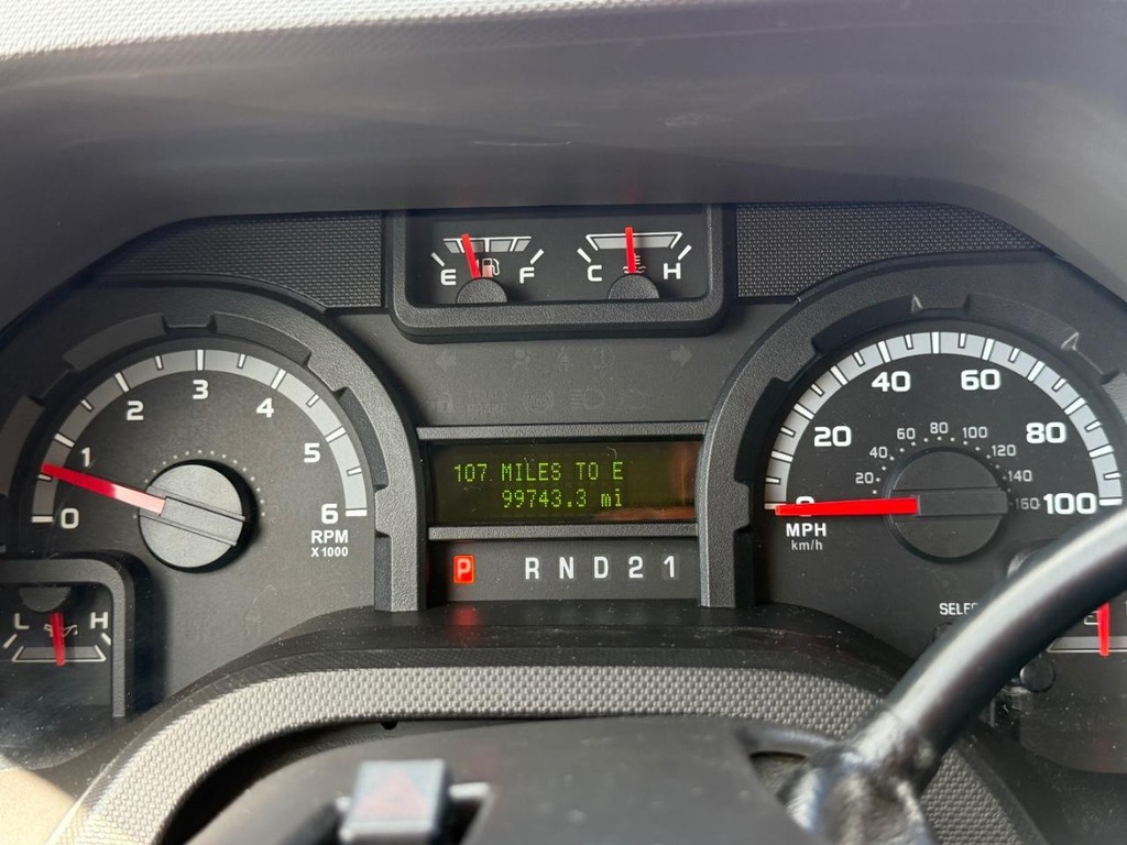 Ford E-350 XLT 15 Passenger Van Vehicle Full-screen Gallery Image 33