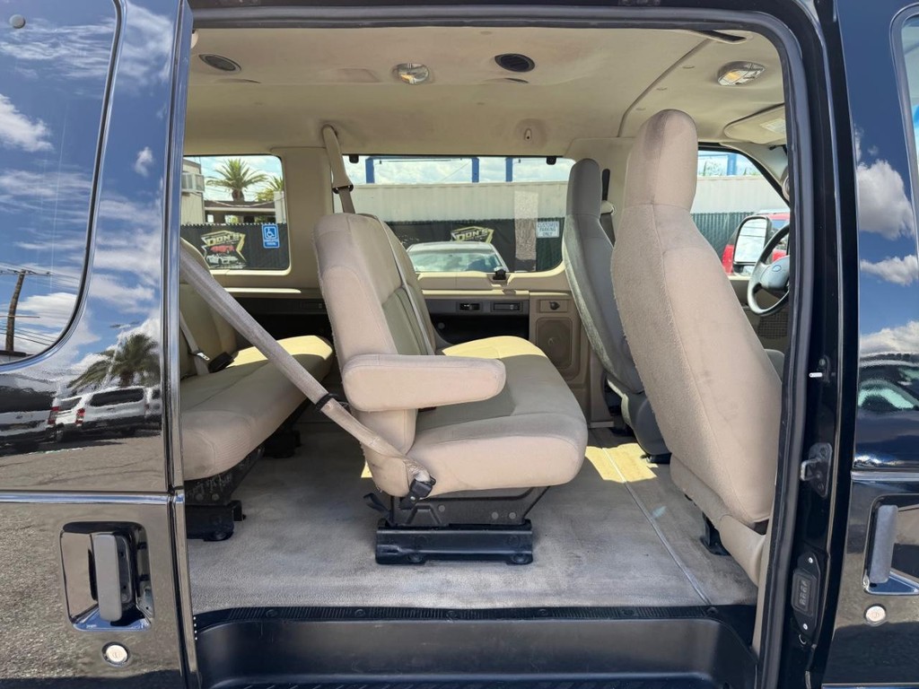 Ford E-350 XLT 15 Passenger Van Vehicle Full-screen Gallery Image 34