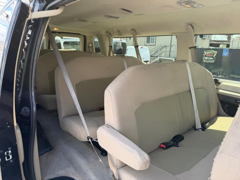 Ford E-350 XLT 15 Passenger Van Vehicle Full-screen Gallery Image 35