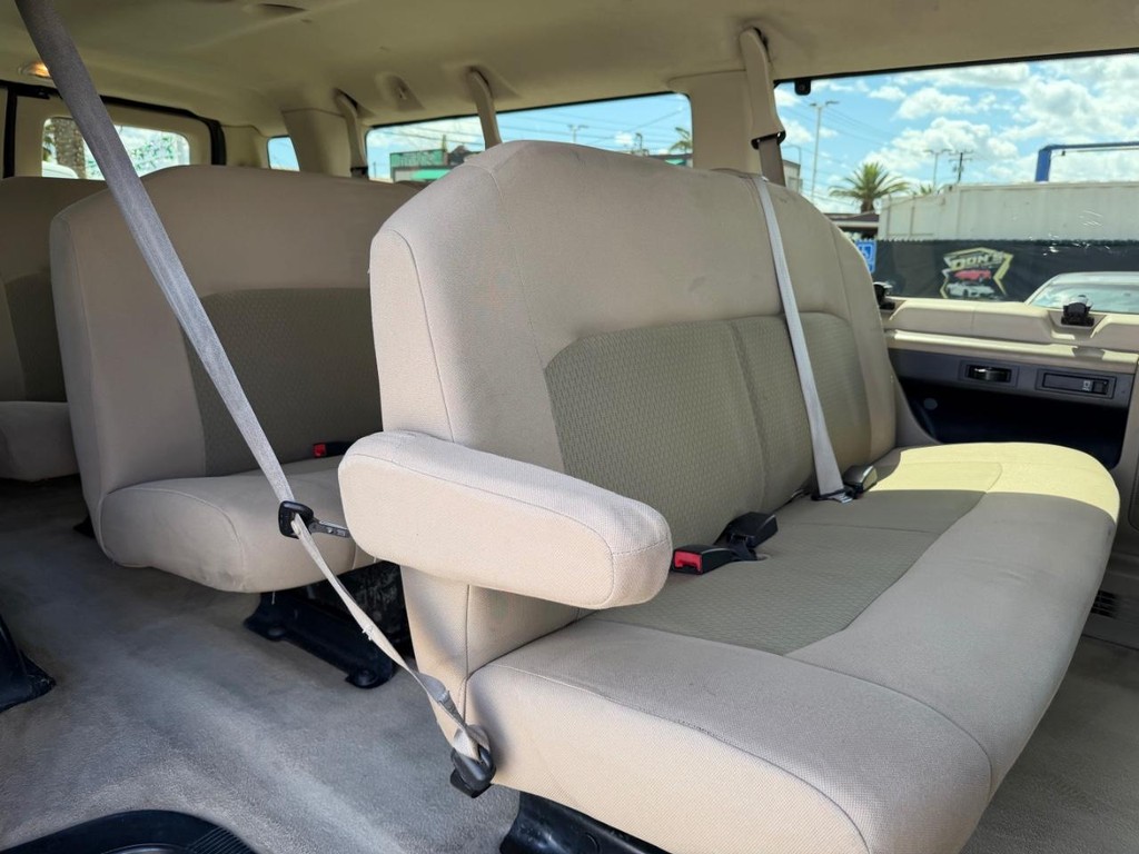 Ford E-350 XLT 15 Passenger Van Vehicle Full-screen Gallery Image 36