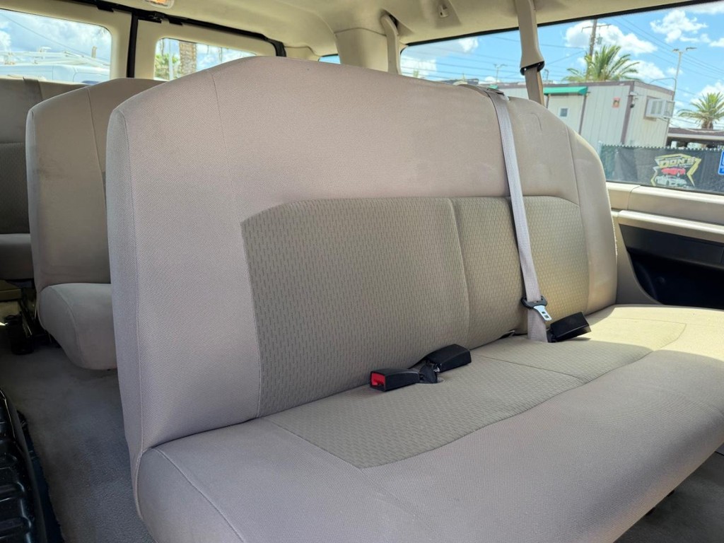 Ford E-350 XLT 15 Passenger Van Vehicle Full-screen Gallery Image 37