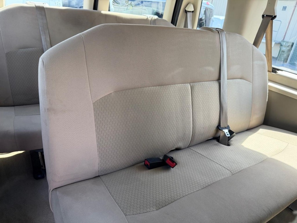 Ford E-350 XLT 15 Passenger Van Vehicle Full-screen Gallery Image 38