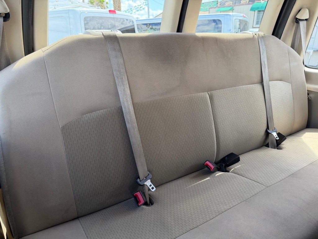 Ford E-350 XLT 15 Passenger Van Vehicle Full-screen Gallery Image 39