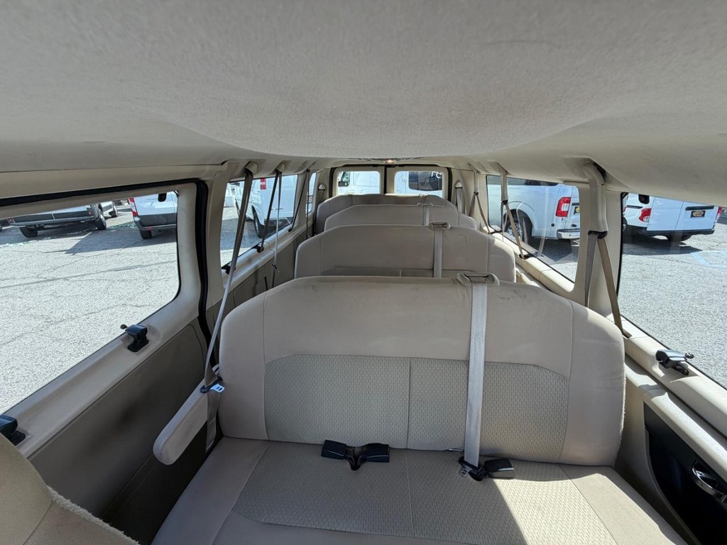Ford E-350 XLT 15 Passenger Van Vehicle Full-screen Gallery Image 40