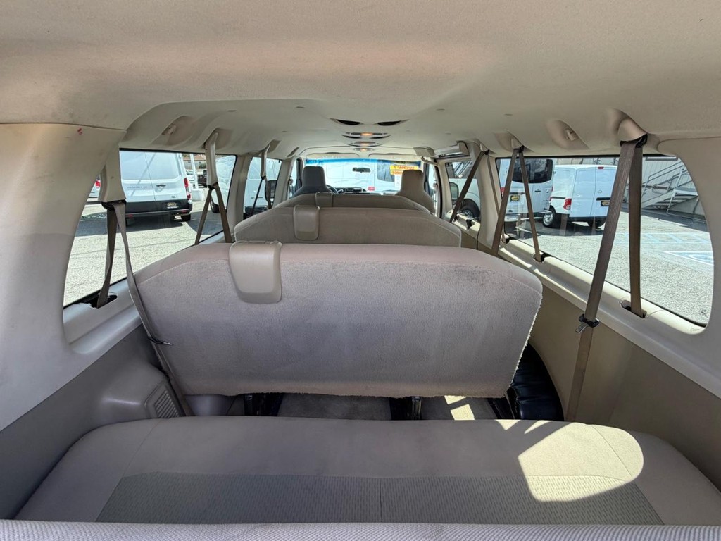Ford E-350 XLT 15 Passenger Van Vehicle Full-screen Gallery Image 41