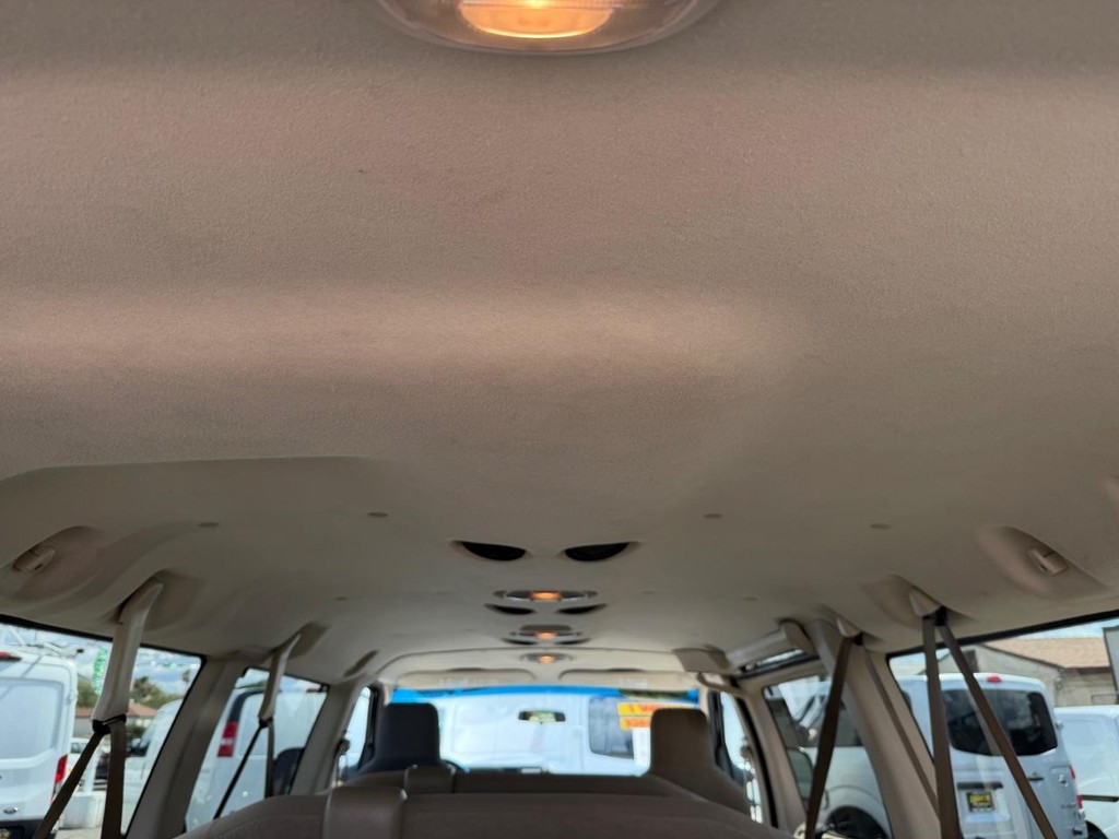 Ford E-350 XLT 15 Passenger Van Vehicle Full-screen Gallery Image 42