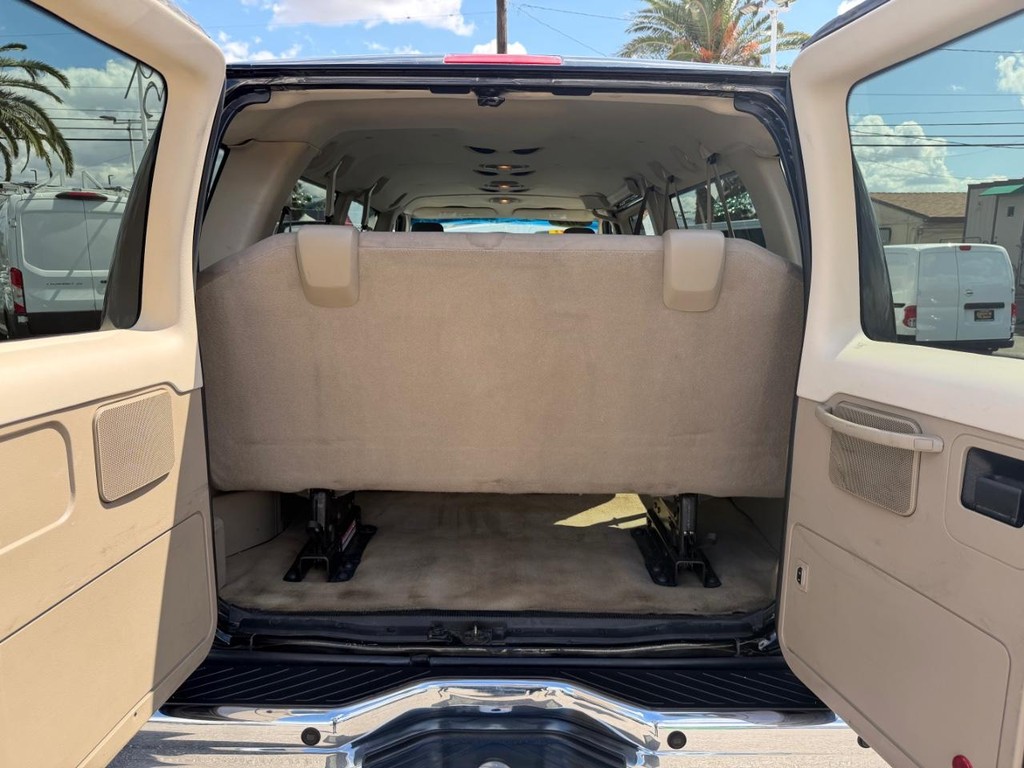 Ford E-350 XLT 15 Passenger Van Vehicle Full-screen Gallery Image 43