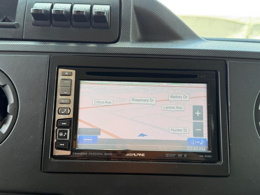 Ford E-350 XLT 15 Passenger Van Vehicle Full-screen Gallery Image 44