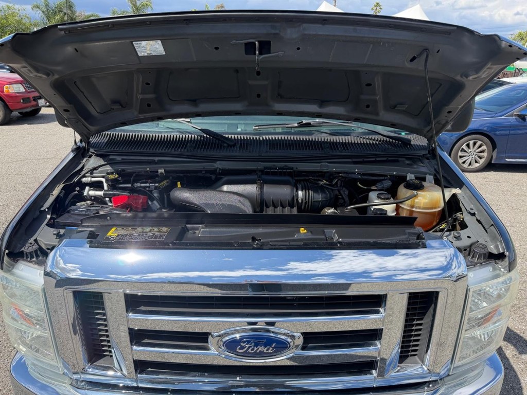 Ford E-350 XLT 15 Passenger Van Vehicle Full-screen Gallery Image 47