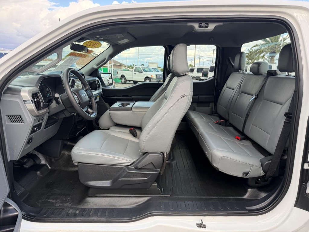 Ford F-150 Vehicle Full-screen Gallery Image 18