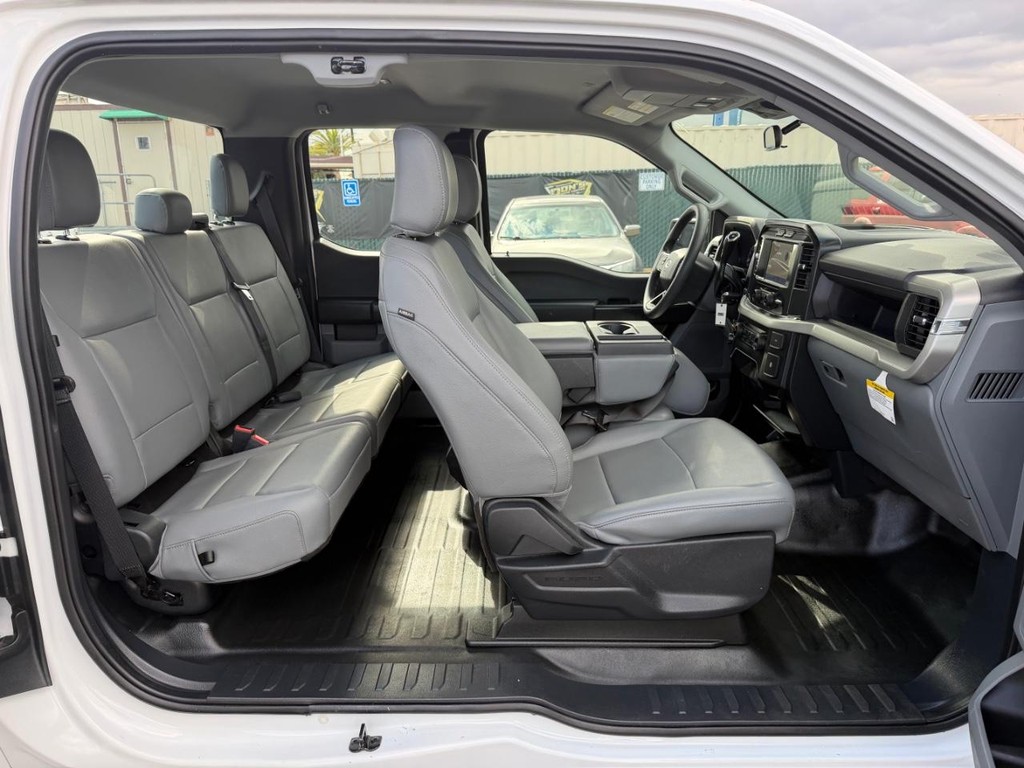 Ford F-150 Vehicle Full-screen Gallery Image 25