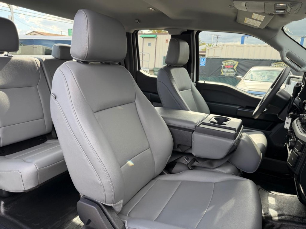 Ford F-150 Vehicle Full-screen Gallery Image 26