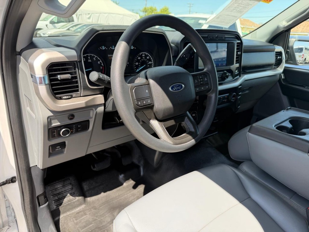 Ford F-150 Vehicle Full-screen Gallery Image 16