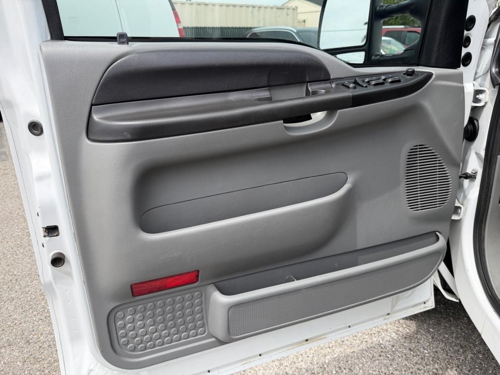 Ford F-250 Vehicle Full-screen Gallery Image 15