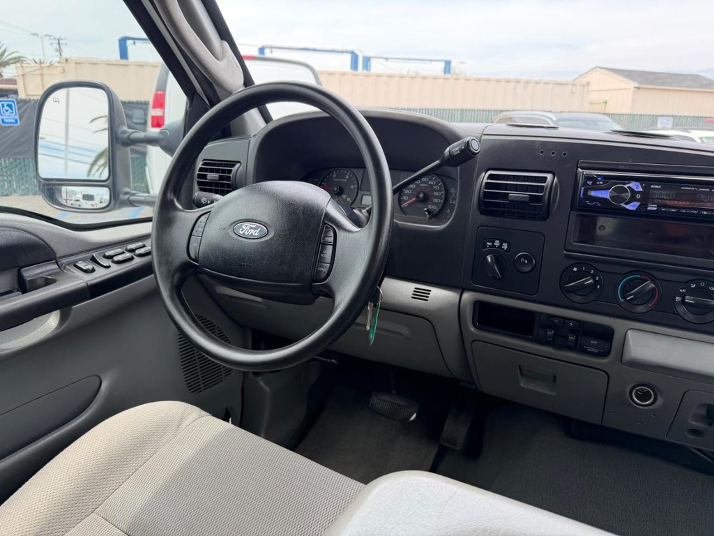 Ford F-250 Vehicle Full-screen Gallery Image 24