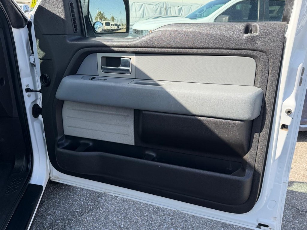 Ford F-150 Vehicle Full-screen Gallery Image 19