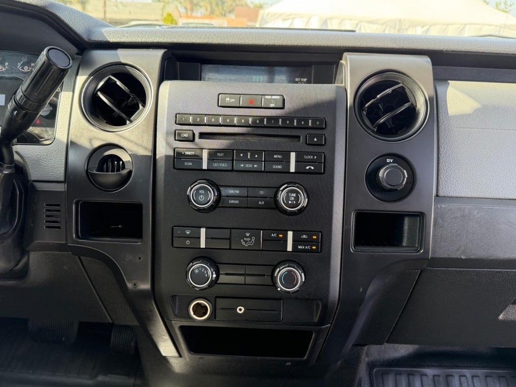 Ford F-150 Vehicle Full-screen Gallery Image 24