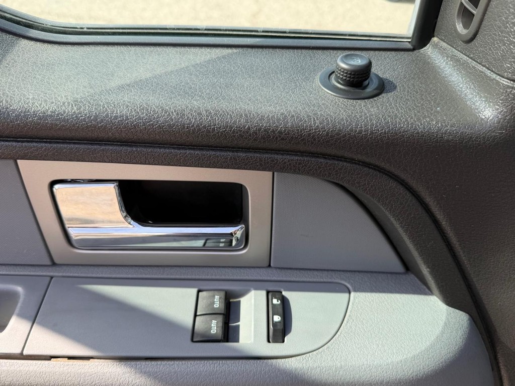 Ford F-150 Vehicle Full-screen Gallery Image 26