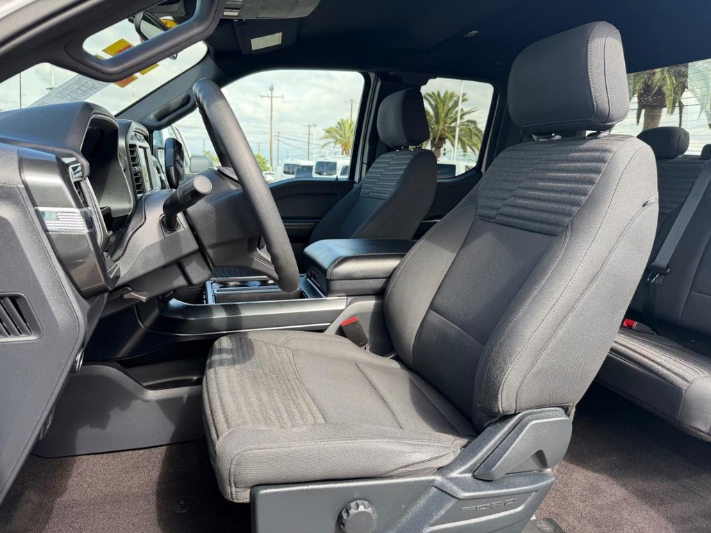 Ford F-150 Vehicle Full-screen Gallery Image 18