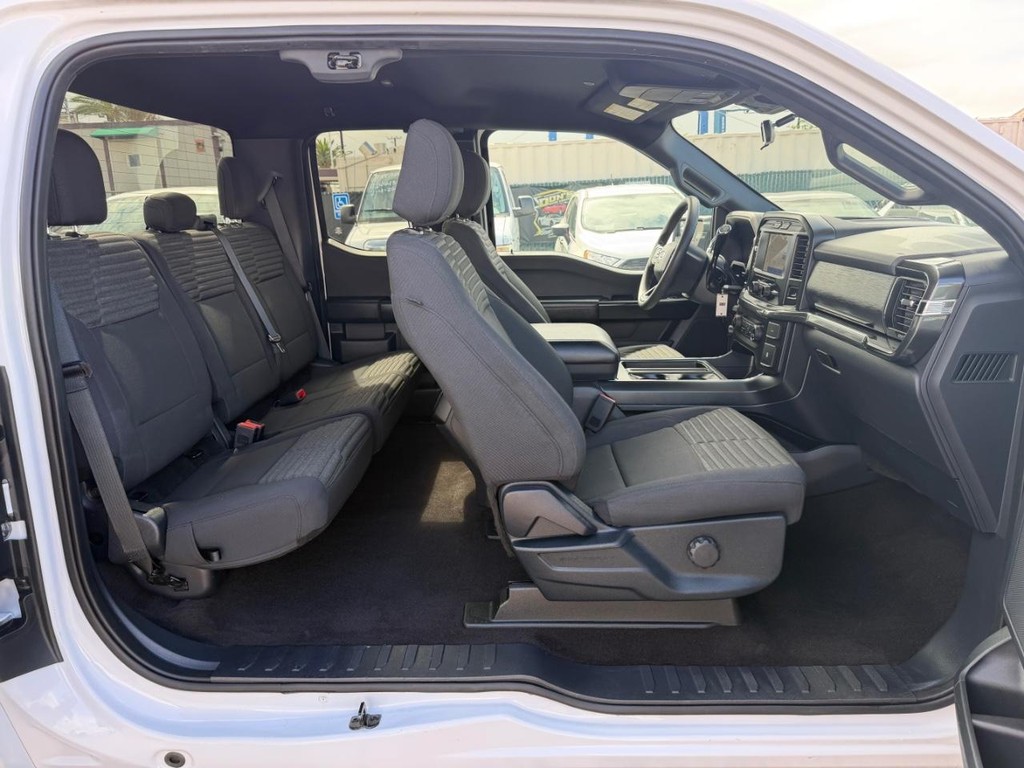 Ford F-150 Vehicle Full-screen Gallery Image 24