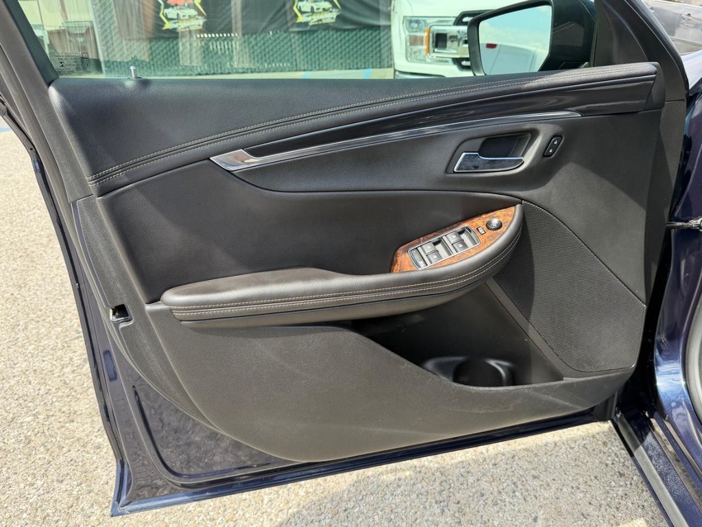 Chevrolet Impala Vehicle Full-screen Gallery Image 15