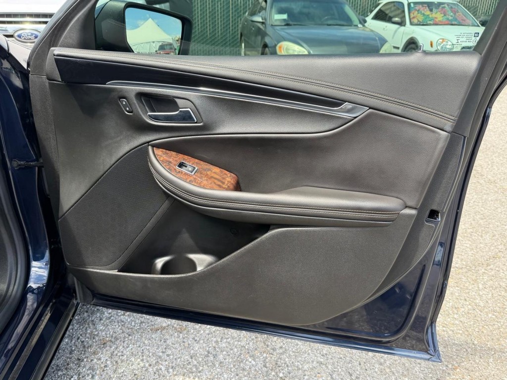 Chevrolet Impala Vehicle Full-screen Gallery Image 19