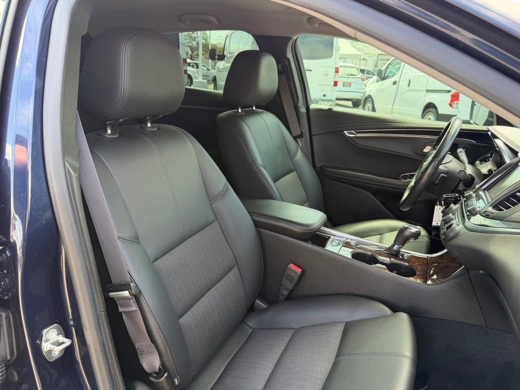 Chevrolet Impala Vehicle Full-screen Gallery Image 22