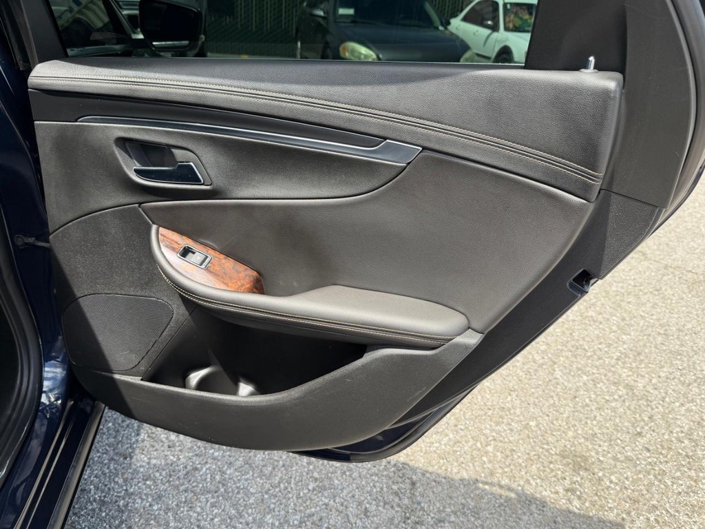 Chevrolet Impala Vehicle Full-screen Gallery Image 37