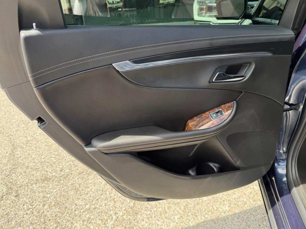 Chevrolet Impala Vehicle Full-screen Gallery Image 39