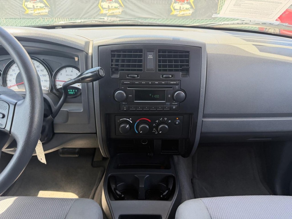 Dodge Dakota Vehicle Full-screen Gallery Image 28