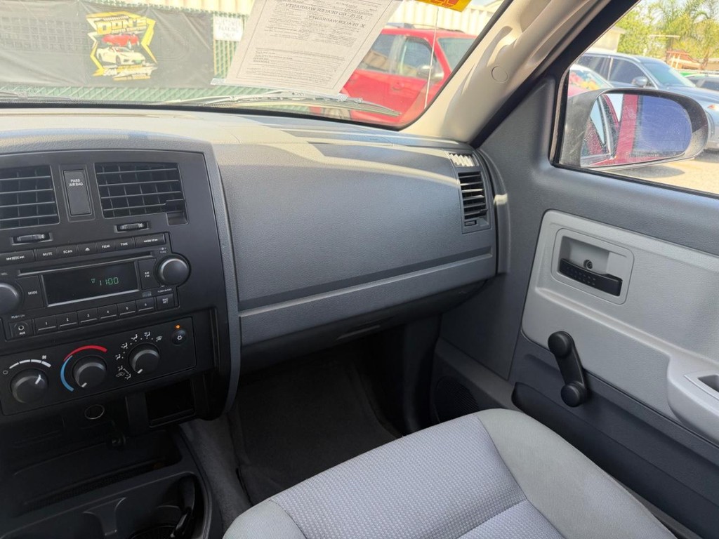 Dodge Dakota Vehicle Full-screen Gallery Image 29