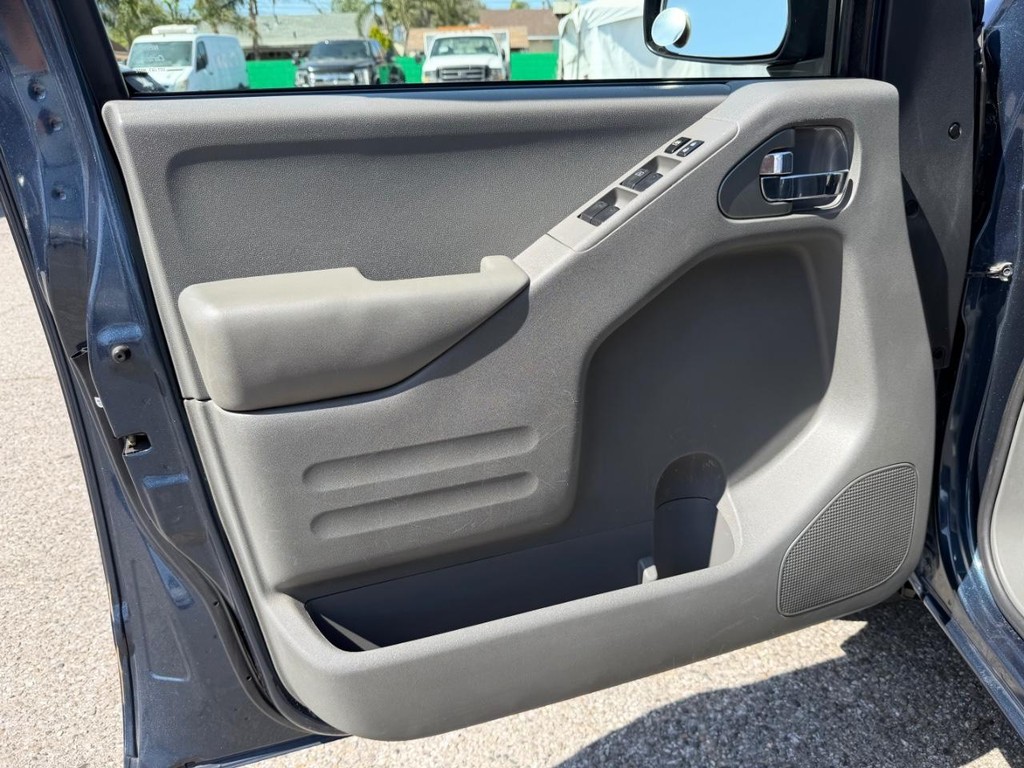 Nissan Frontier Vehicle Full-screen Gallery Image 15