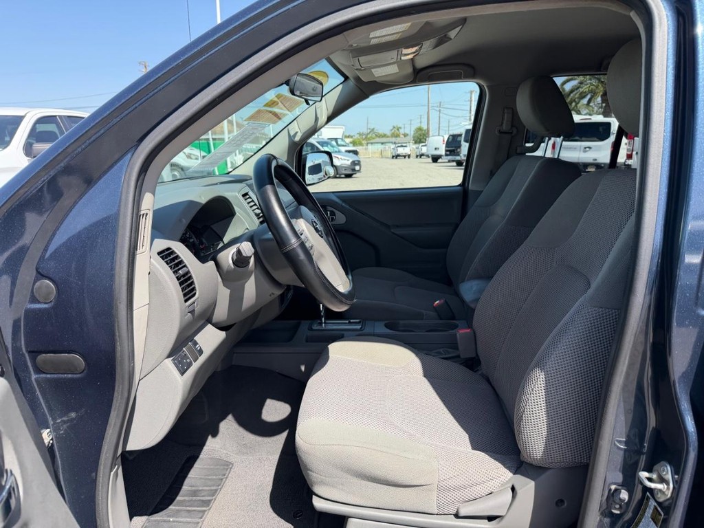 Nissan Frontier Vehicle Full-screen Gallery Image 17