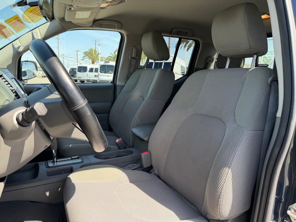 Nissan Frontier Vehicle Full-screen Gallery Image 18